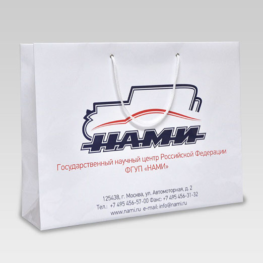 бумажный пакет белого цвета с логотипом Нами