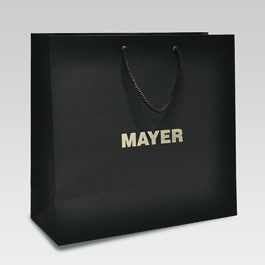 чёрный бумажный пакет с логотипом Mayer